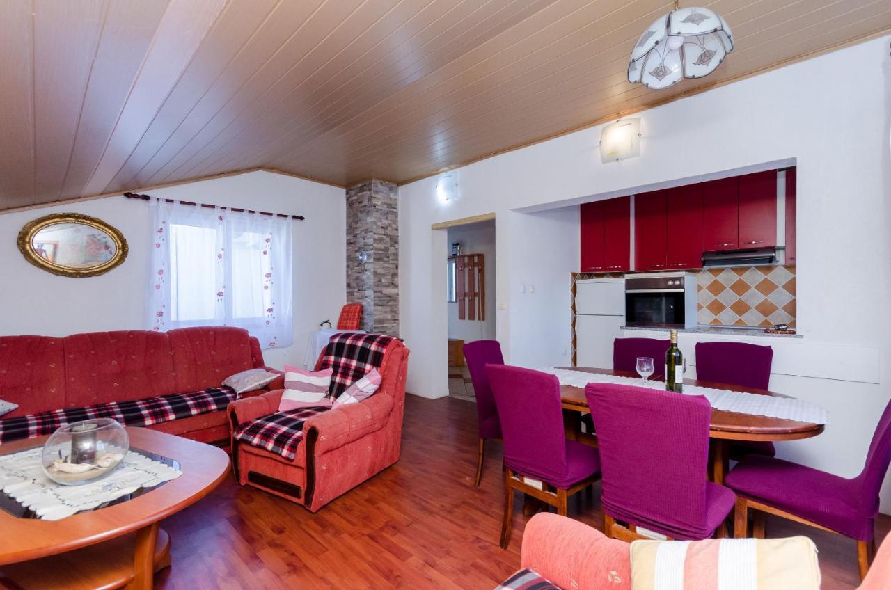 לופאר Apartments Albina מראה חיצוני תמונה