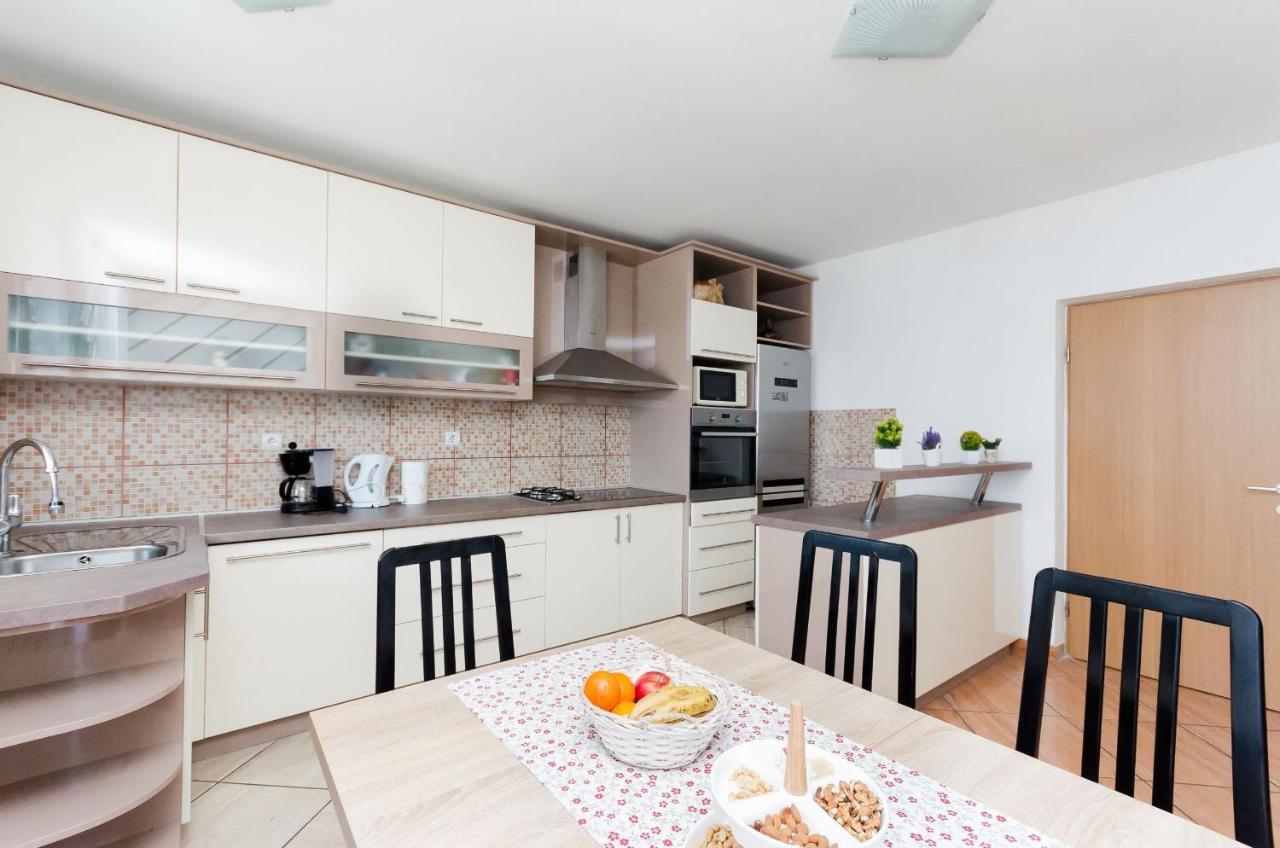 לופאר Apartments Albina מראה חיצוני תמונה