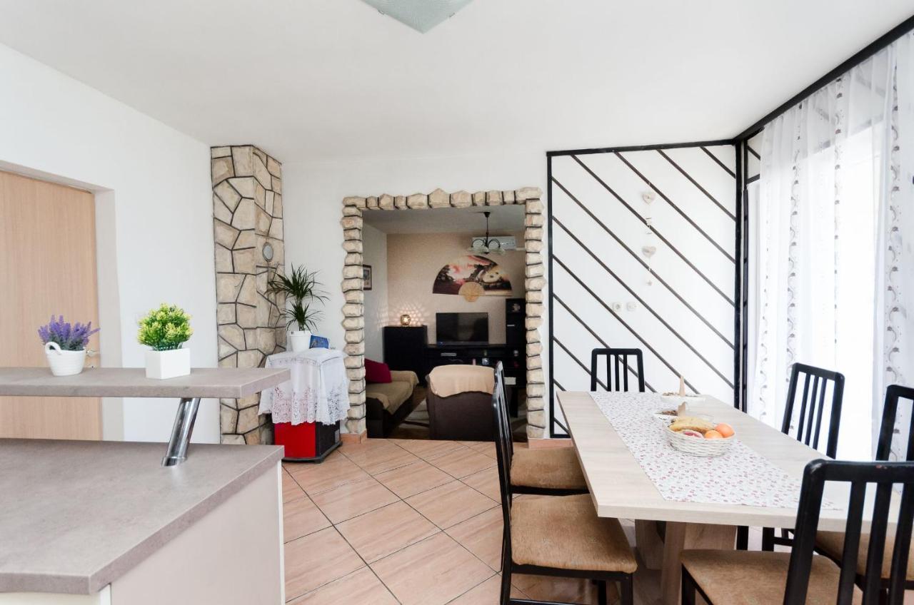 לופאר Apartments Albina מראה חיצוני תמונה