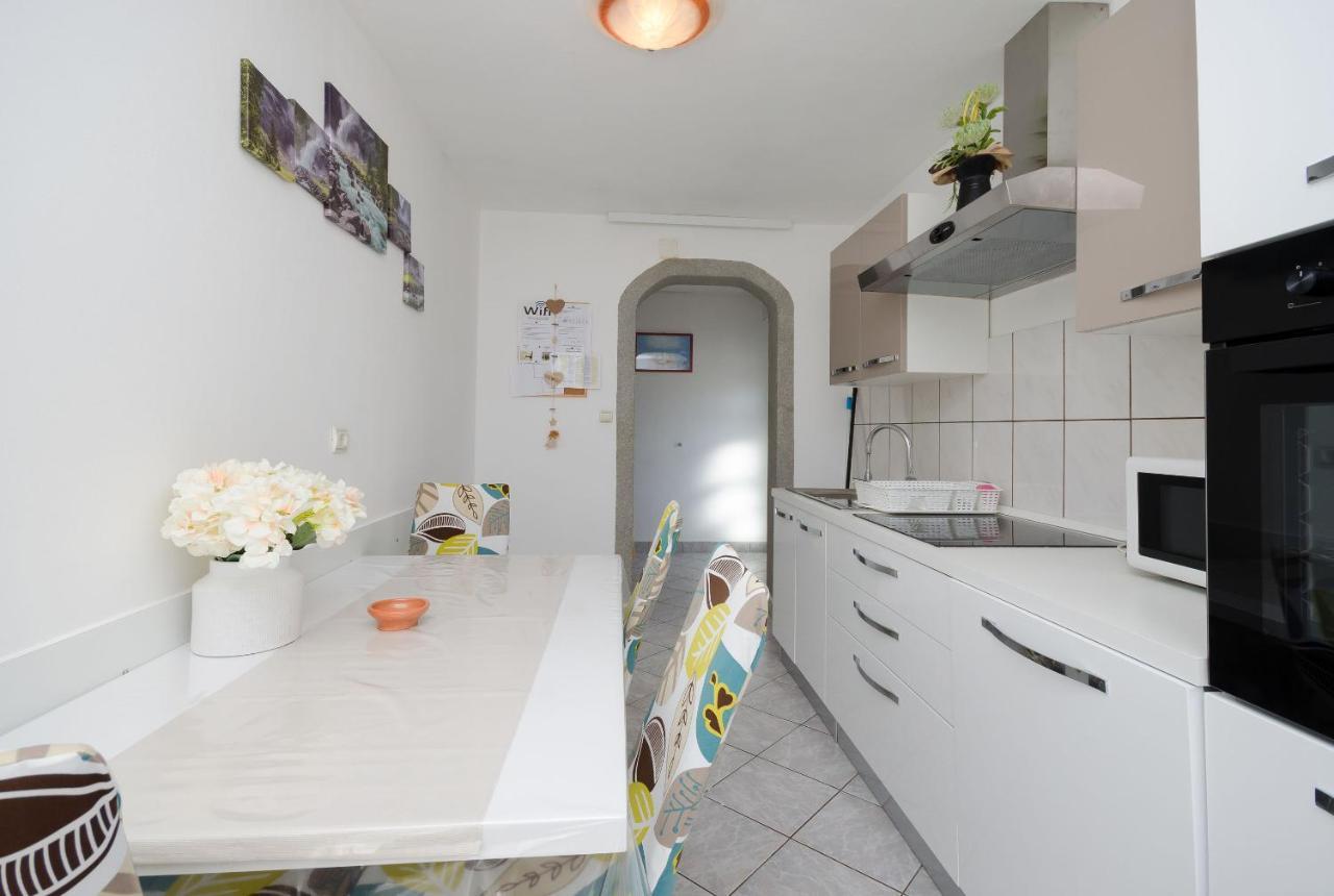 לופאר Apartments Albina מראה חיצוני תמונה