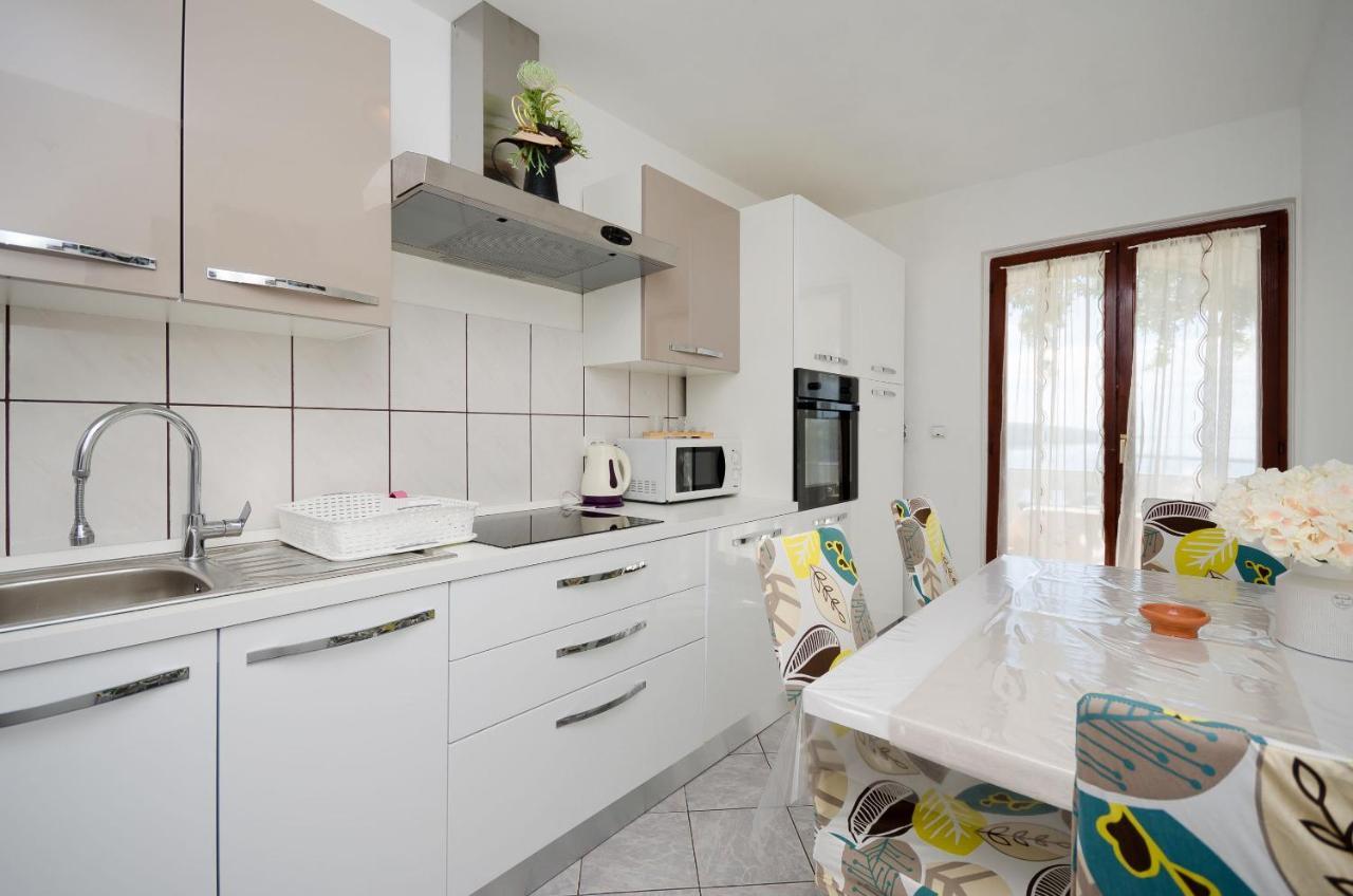 לופאר Apartments Albina מראה חיצוני תמונה