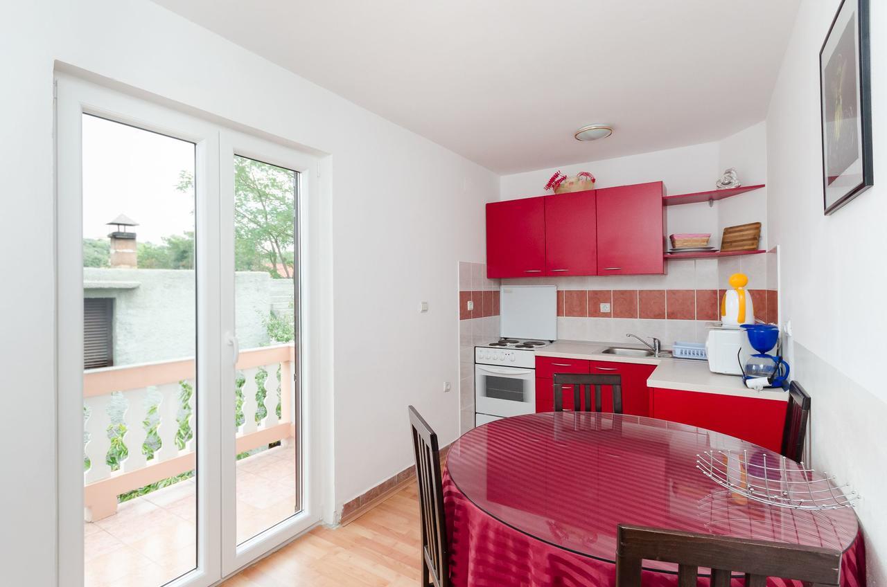 לופאר Apartments Albina מראה חיצוני תמונה