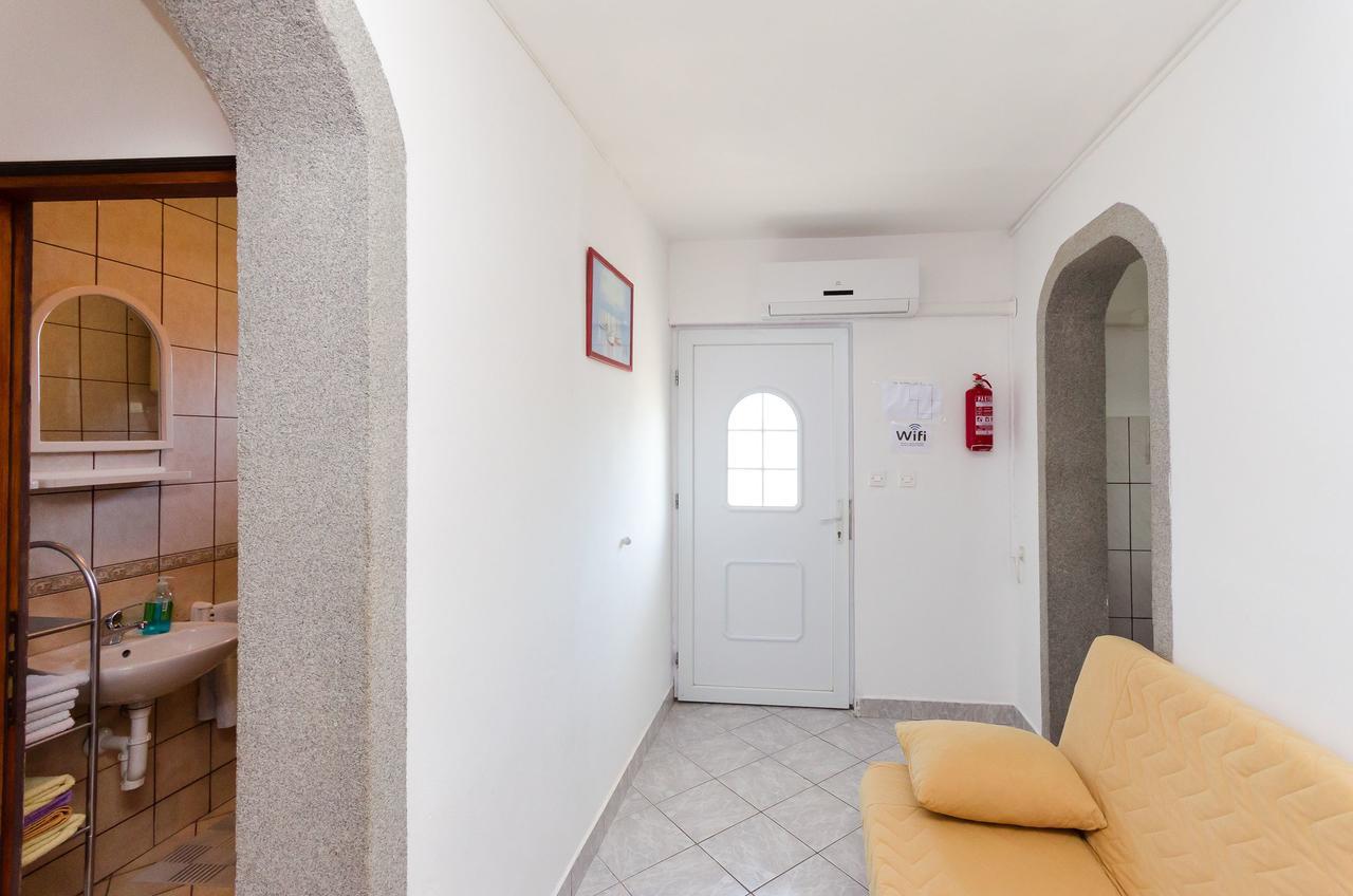 לופאר Apartments Albina מראה חיצוני תמונה