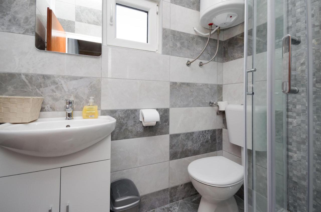 לופאר Apartments Albina מראה חיצוני תמונה